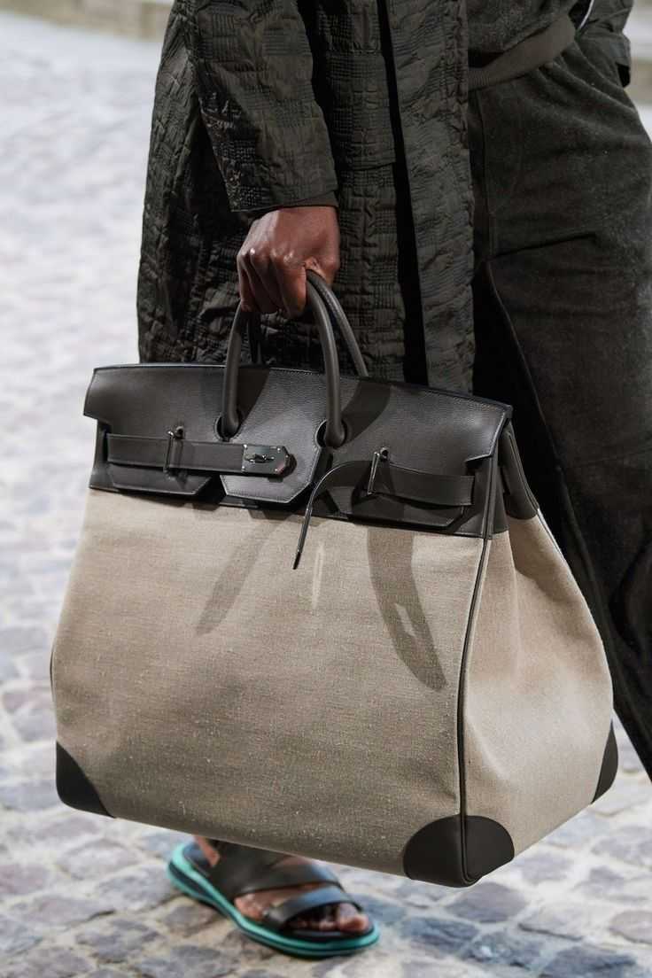 TILLI leather craftsmen repair the handles of your travel bag