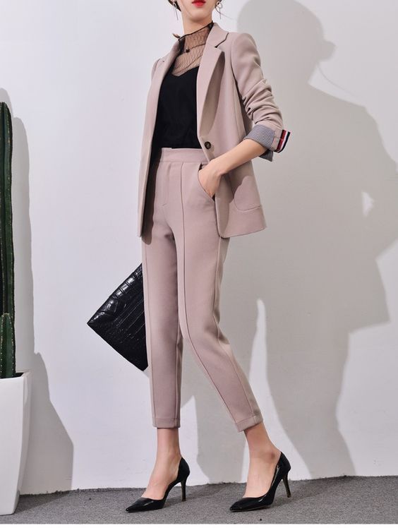 Women's powder pink short-leg fitted suit