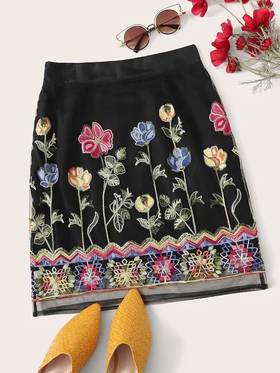 Short embroidered skirt