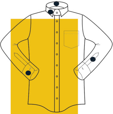 Broderie des initiales sur le col et les manches