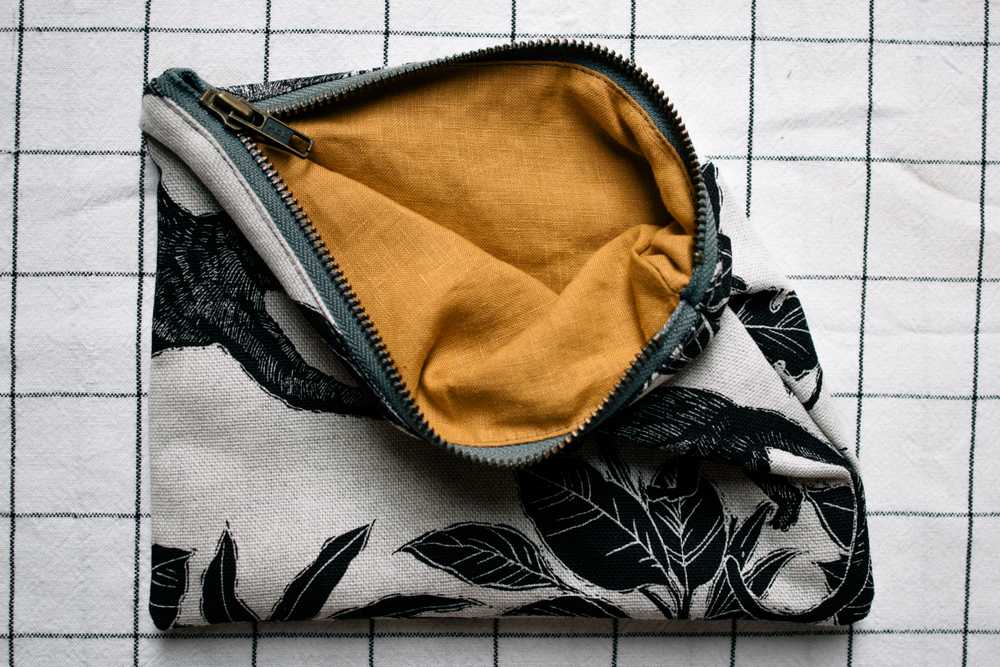 Our leather goods artisans repair the zip on your pouch