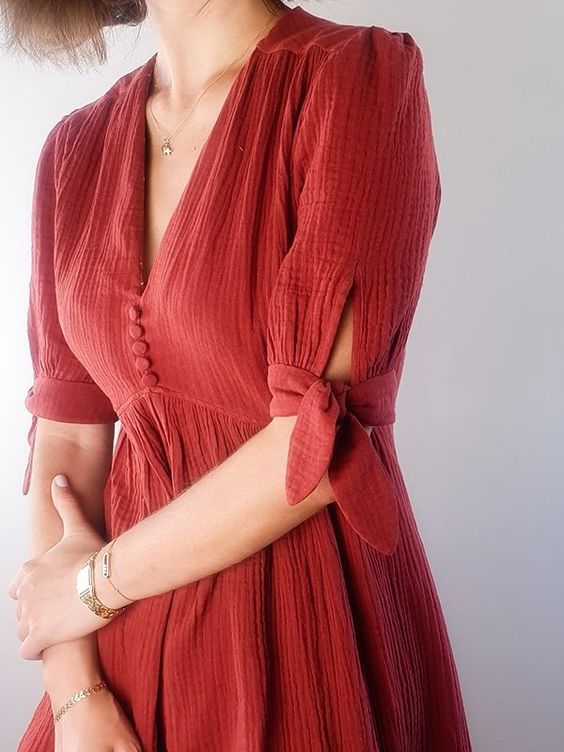 Lightweight red dress with bow sleeves