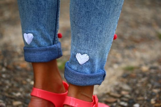 Jeans embroidered with 2 white hearts on the lower legs