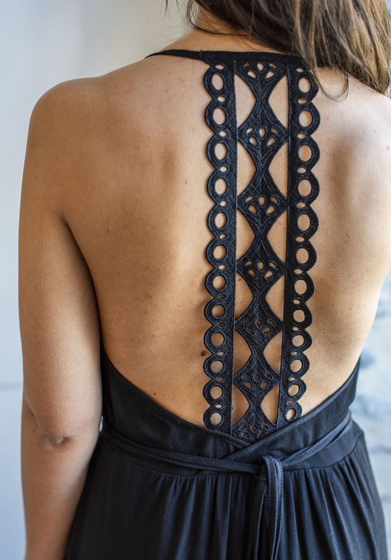 Dress with straps ending in a weave at the back