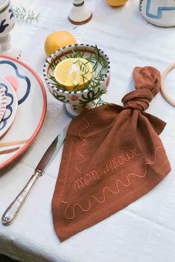 Embroidery on table linen: Personalise your tablecloths and napkins