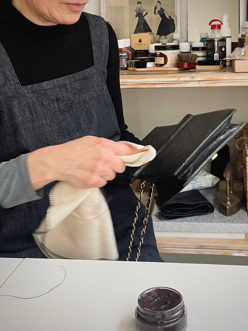TILLI craftsmen explain how to clean the leather on your shoes or bags