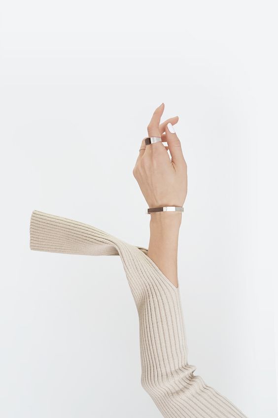 Knitted jumper sleeve with opening
