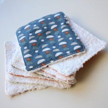 Reusable cloth make-up remover wipes with a patterned side