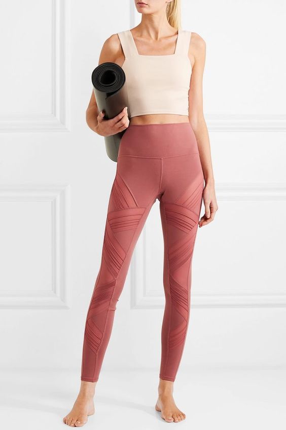 Yoga outfit consisting of leggings and a crop top