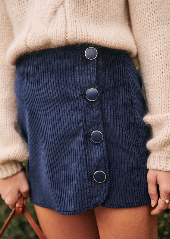 Short skirt in dark blue velvet with large press studs
